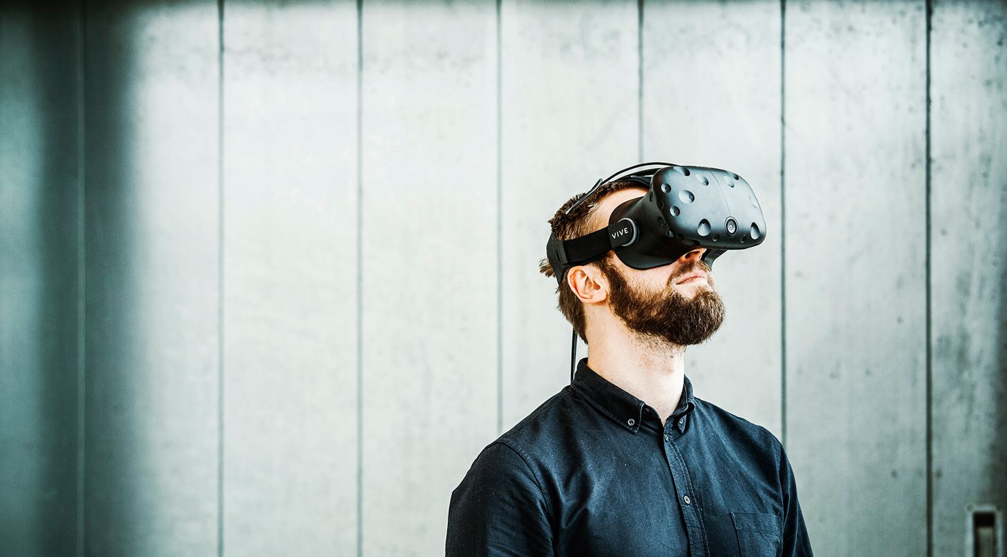 Mand med virtual reality briller